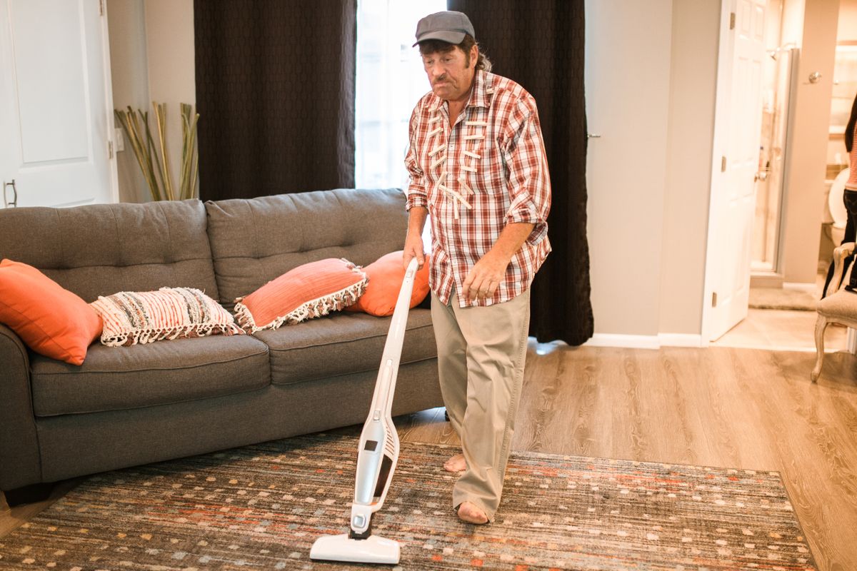 Low-moisture dry carpet cleaning